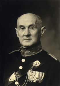 103950 Portret van P.J.A. Bartels, geboren 1882, garnizoenscommandant te Utrecht (1935-1939). Borstbeeld links, in ...